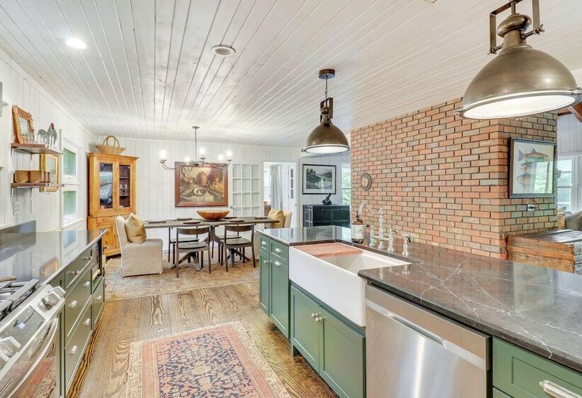 Chic Highlands Cabin Retreat W/ Deck + Office!