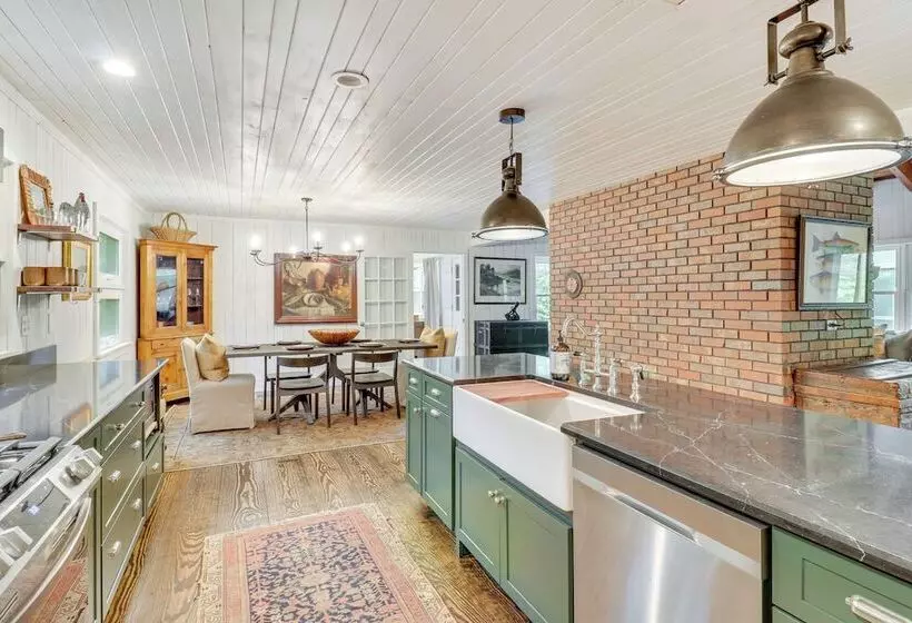 Chic Highlands Cabin Retreat W/ Deck + Office!