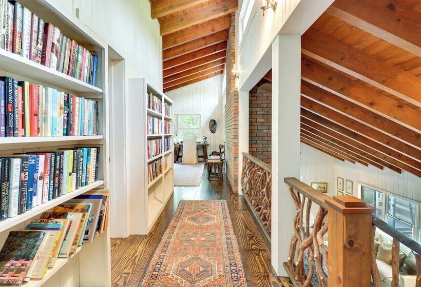 Chic Highlands Cabin Retreat W/ Deck + Office!