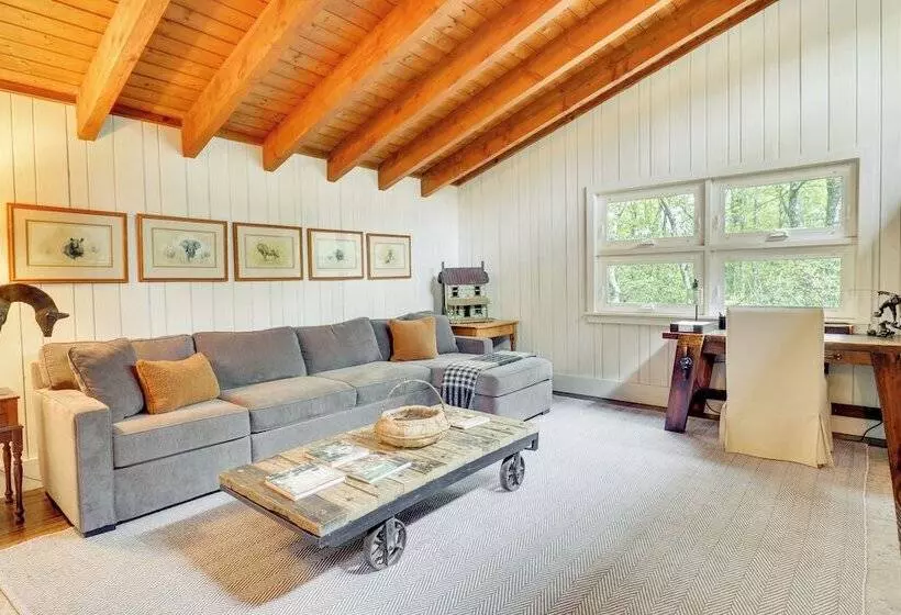 Chic Highlands Cabin Retreat W/ Deck + Office!