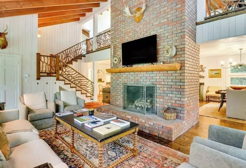 Chic Highlands Cabin Retreat W/ Deck + Office!