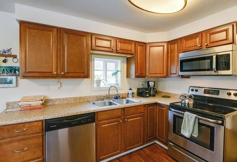 Cozy Anchorage Retreat < 4 Mi To Downtown!