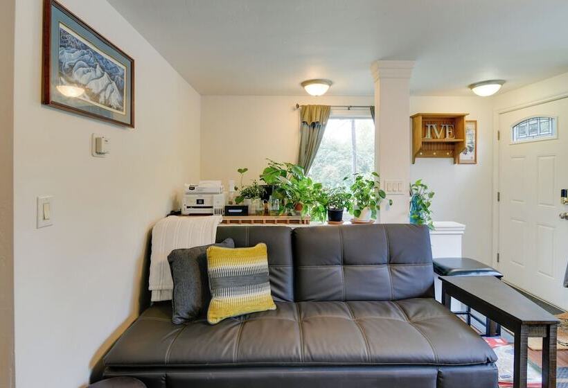 Cozy Anchorage Retreat < 4 Mi To Downtown!