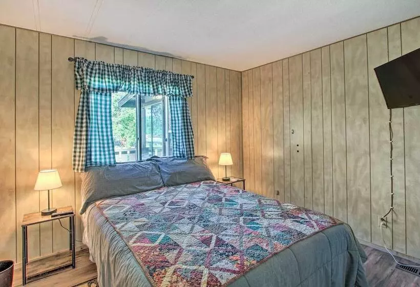 Cozy Chiloquin Retreat < 30 Mi To Crater Lake!