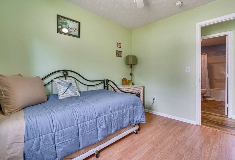 Blue Heron Cottage W/ Game Room, Deck & Hot Tub!