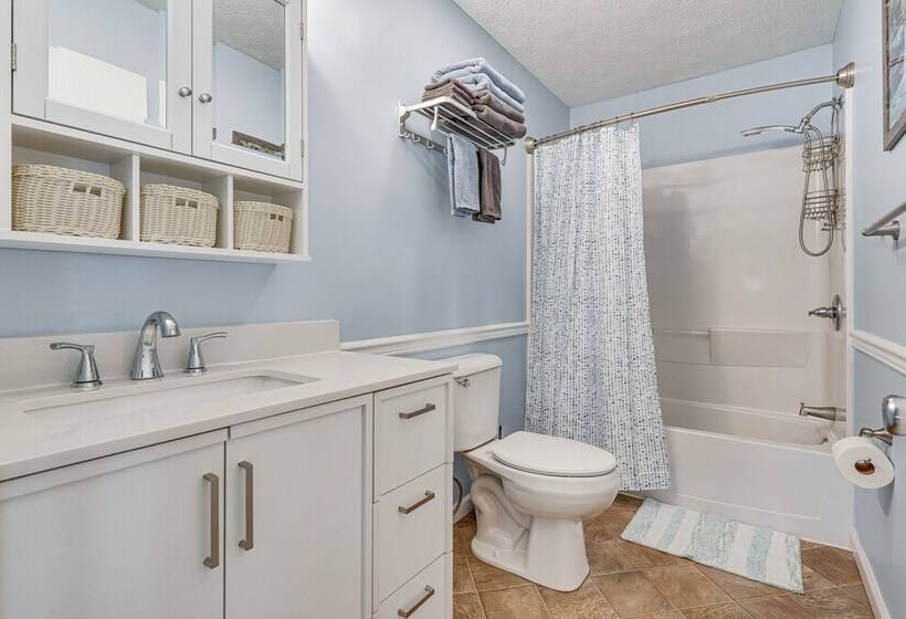 Blue Heron Cottage W/ Game Room, Deck & Hot Tub!