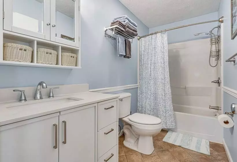Blue Heron Cottage W/ Game Room, Deck & Hot Tub!