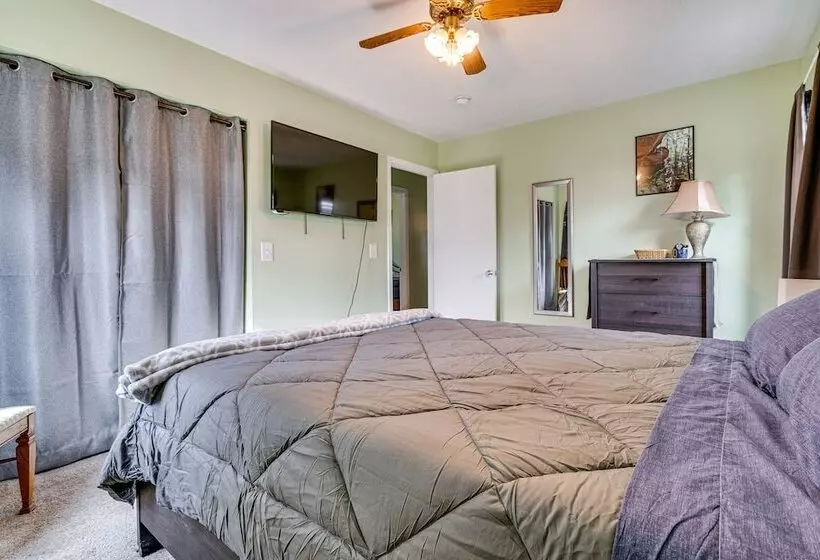 Blue Heron Cottage W/ Game Room, Deck & Hot Tub!