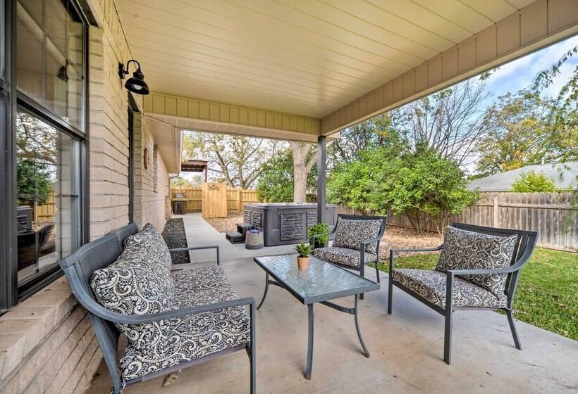 Fredericksburg Home W/ Hot Tub   1 Mi To Dtwn