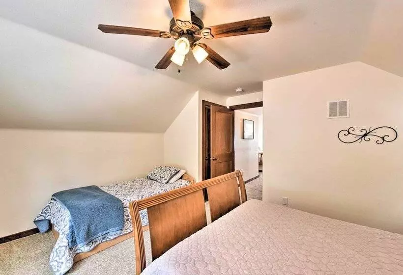 Gorgeous Twin Lakes Home W/ Deck Overlooking Mtns!