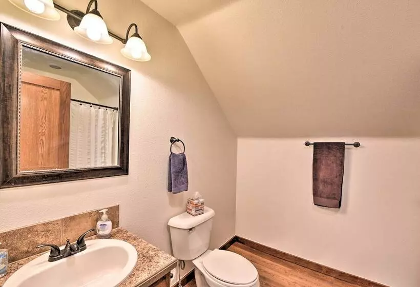 Gorgeous Twin Lakes Home W/ Deck Overlooking Mtns!