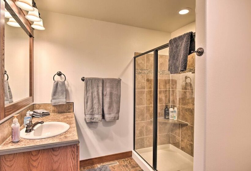 Gorgeous Twin Lakes Home W/ Deck Overlooking Mtns!