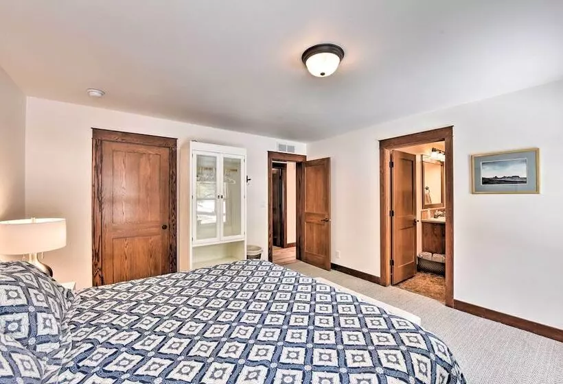 Gorgeous Twin Lakes Home W/ Deck Overlooking Mtns!