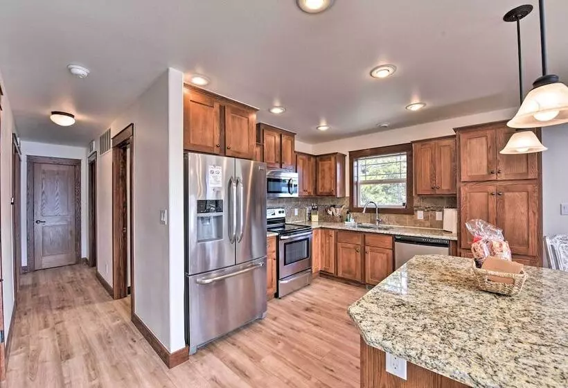 Gorgeous Twin Lakes Home W/ Deck Overlooking Mtns!