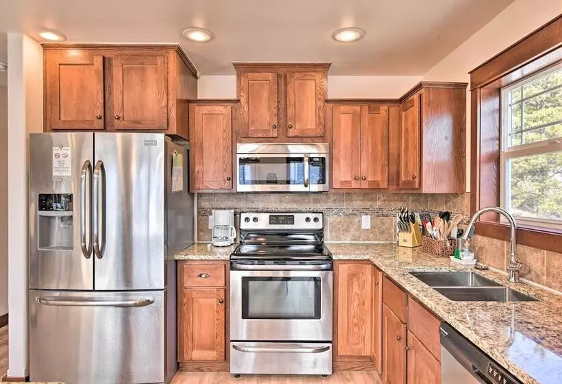 Gorgeous Twin Lakes Home W/ Deck Overlooking Mtns!