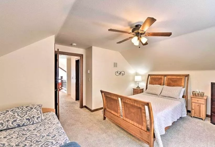 Gorgeous Twin Lakes Home W/ Deck Overlooking Mtns!