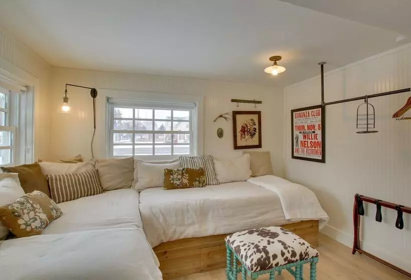 Historic Albion Mountain Cottage On Quiet Street!