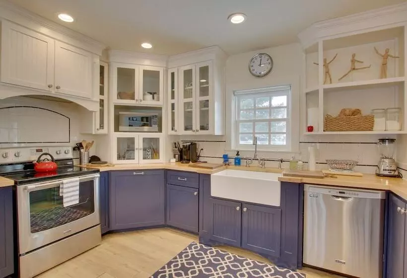 Historic Albion Mountain Cottage On Quiet Street!