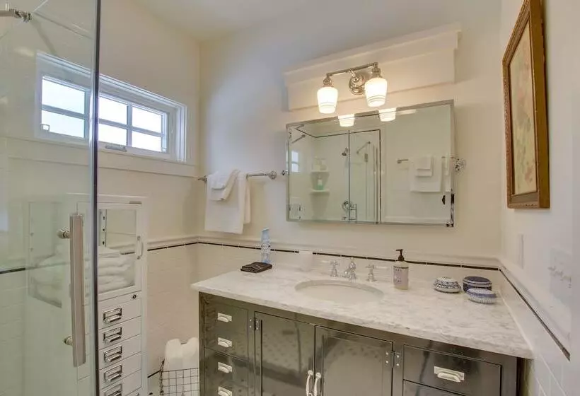 Historic Albion Mountain Cottage On Quiet Street!