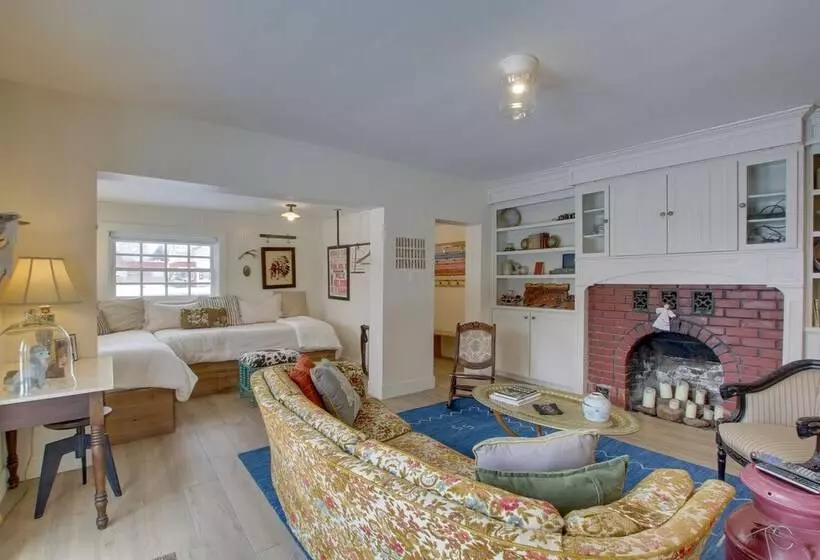 Historic Albion Mountain Cottage On Quiet Street!