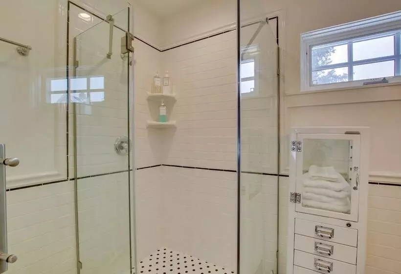 Historic Albion Mountain Cottage On Quiet Street!