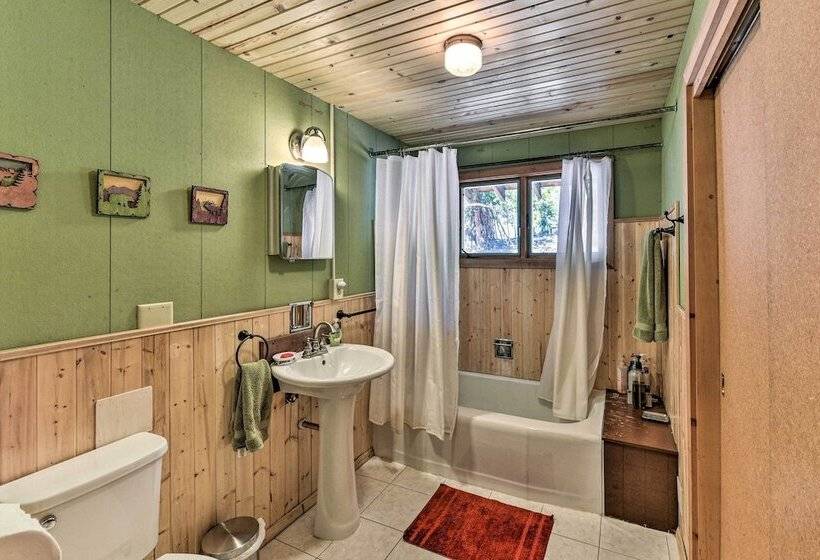 Idyllic Twin Lakes Escape W/ Deck + Fire Pit!