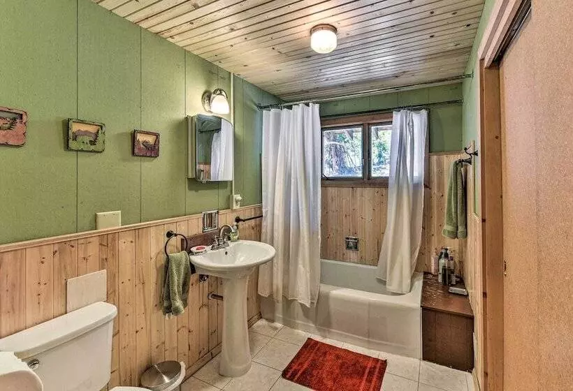 Idyllic Twin Lakes Escape W/ Deck + Fire Pit!