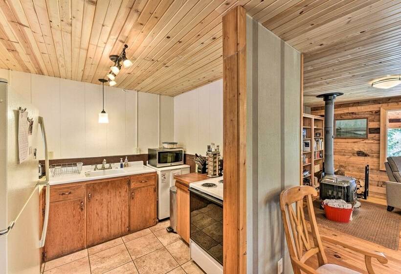 Idyllic Twin Lakes Escape W/ Deck + Fire Pit!