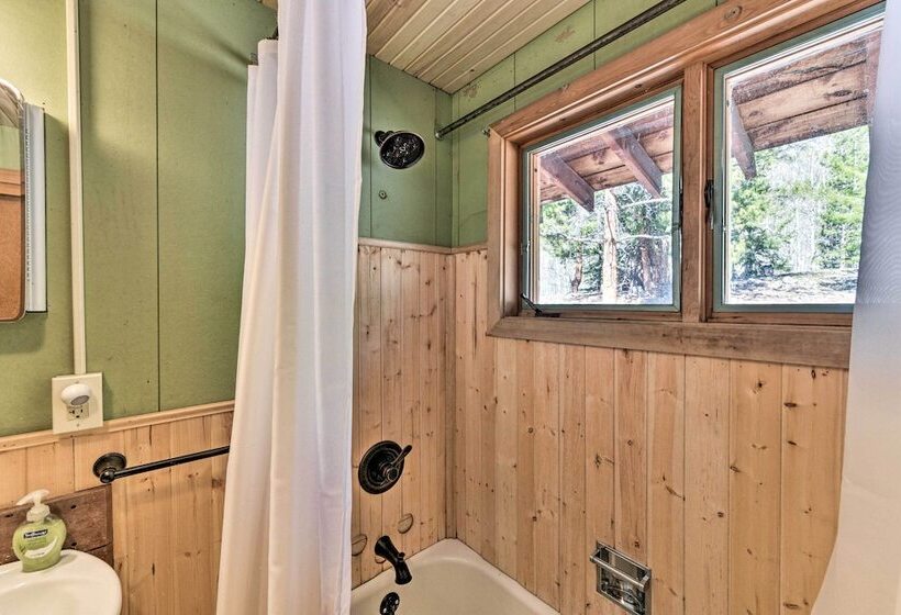 Idyllic Twin Lakes Escape W/ Deck + Fire Pit!