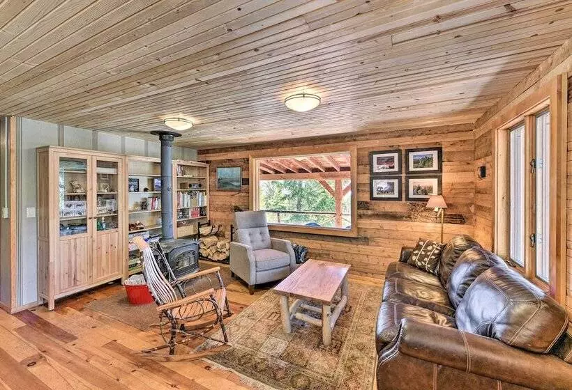 Idyllic Twin Lakes Escape W/ Deck + Fire Pit!