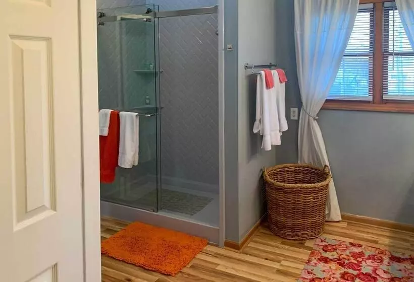 Lakeside Escape Steps To Lake Michigan Beach!