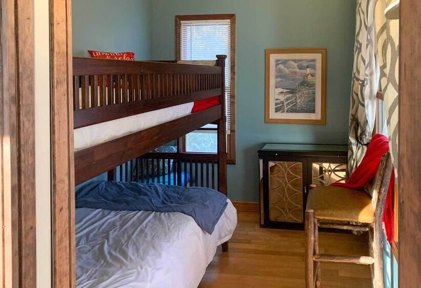 Lakeside Escape Steps To Lake Michigan Beach!