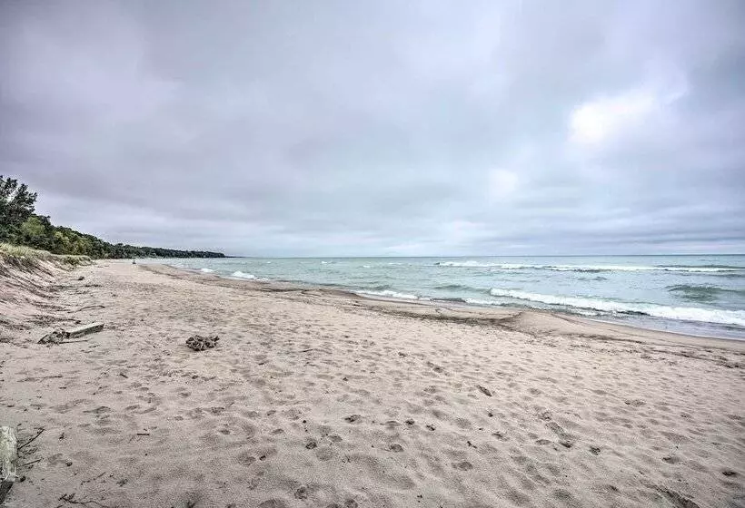 Lakeside Escape Steps To Lake Michigan Beach!