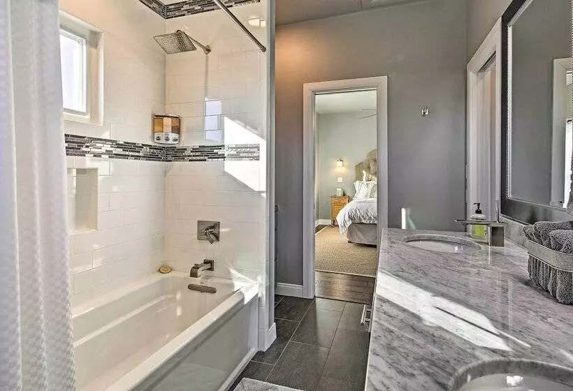 Peaceful Hill Country Hideaway W/ Pond Views