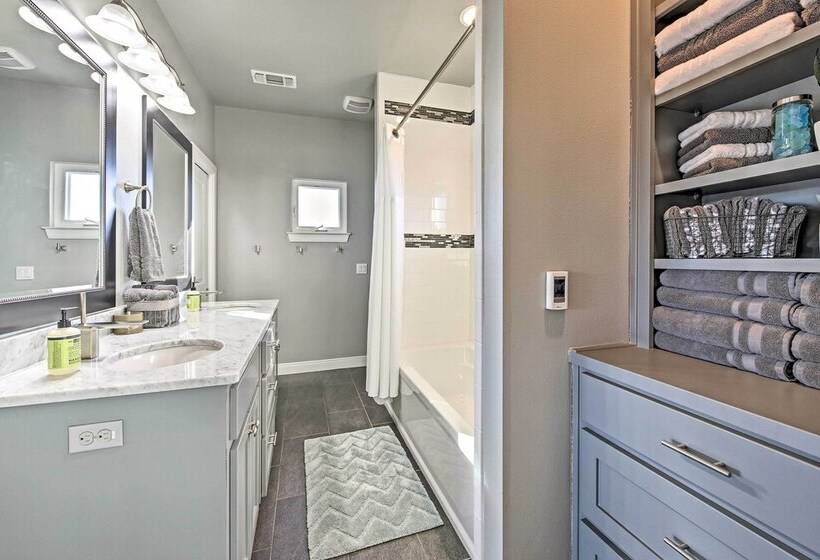 Peaceful Hill Country Hideaway W/ Pond Views