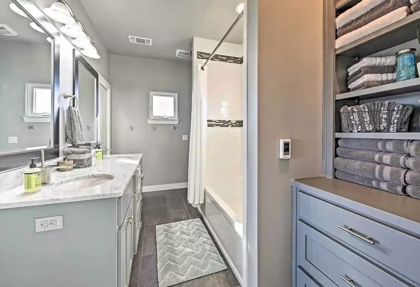 Peaceful Hill Country Hideaway W/ Pond Views