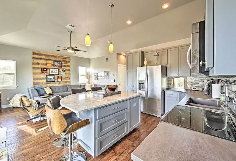 Peaceful Hill Country Hideaway W/ Pond Views