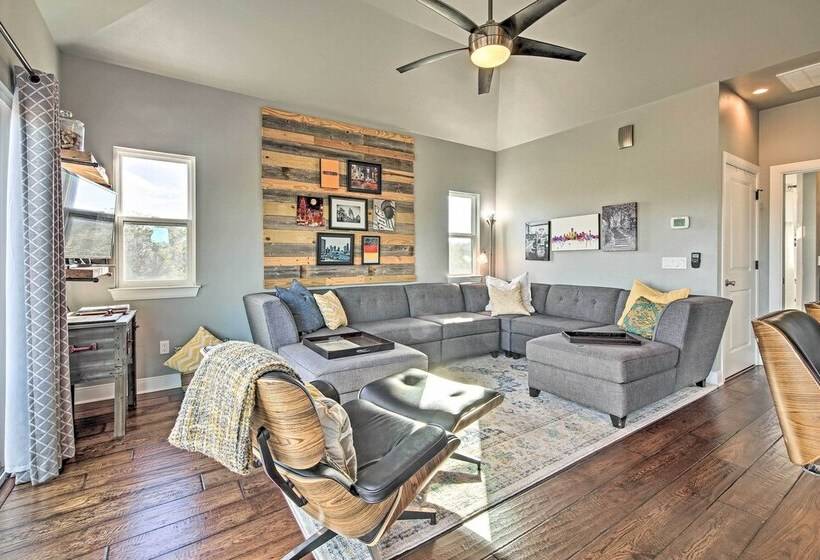 Peaceful Hill Country Hideaway W/ Pond Views