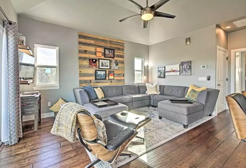 Peaceful Hill Country Hideaway W/ Pond Views