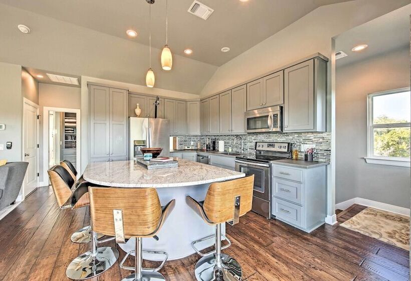 Peaceful Hill Country Hideaway W/ Pond Views