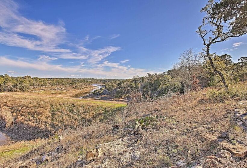 Peaceful Hill Country Hideaway W/ Pond Views
