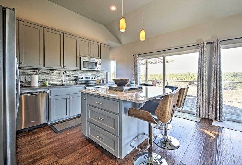 Peaceful Hill Country Hideaway W/ Pond Views