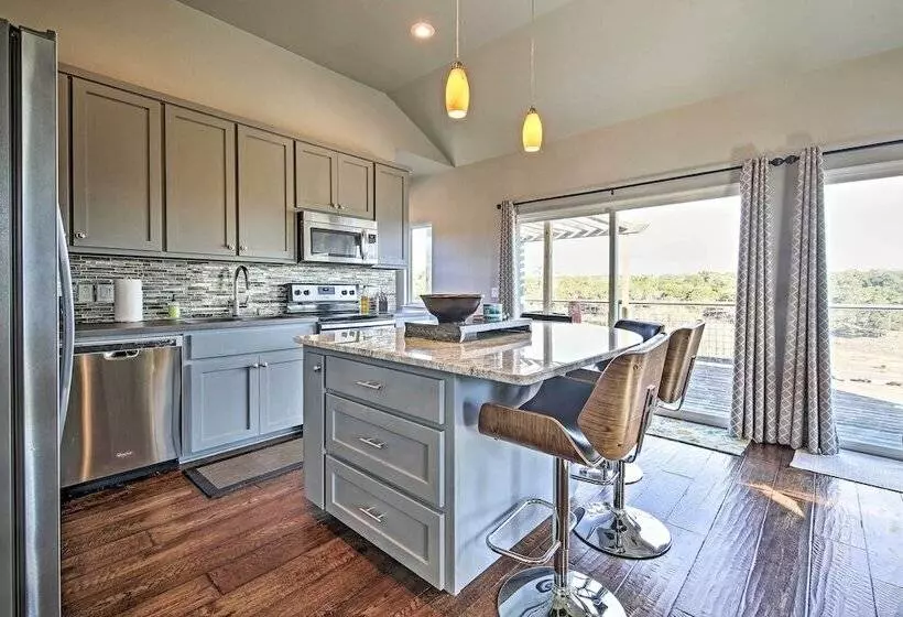 Peaceful Hill Country Hideaway W/ Pond Views