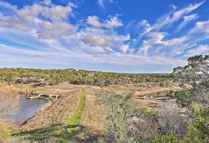 Peaceful Hill Country Hideaway W/ Pond Views