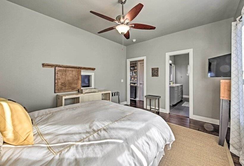 Peaceful Hill Country Hideaway W/ Pond Views