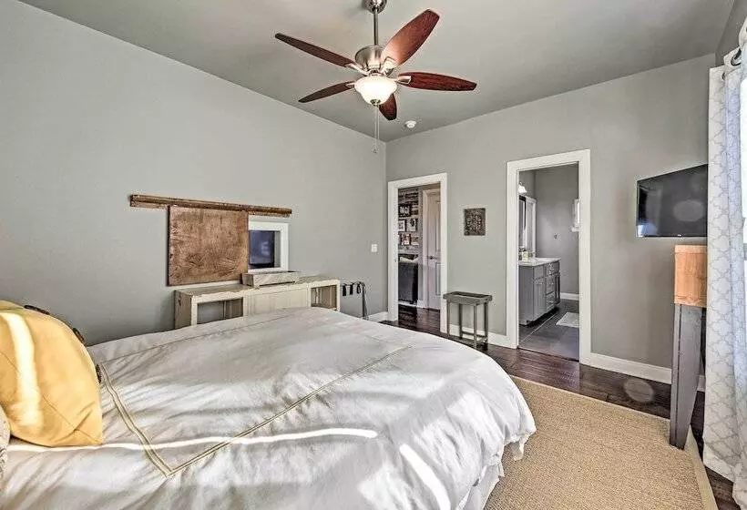 Peaceful Hill Country Hideaway W/ Pond Views