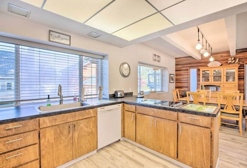 Pet Friendly Rockaway Beach Home W/ Fire Pit!