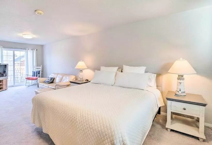 Pet Friendly Rockaway Beach Home W/ Fire Pit!