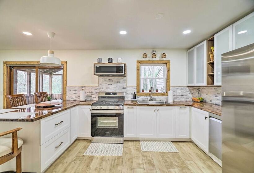 Poconos Vacation Home W/ Deck & Fire Pit