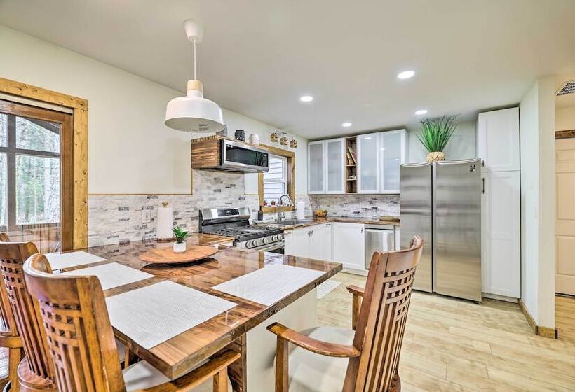 Poconos Vacation Home W/ Deck & Fire Pit